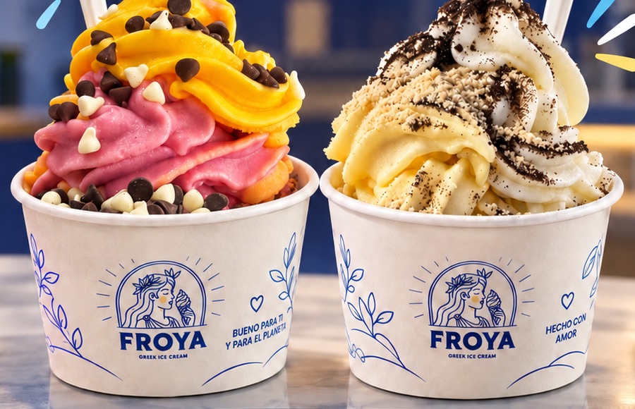 Dos vasos triples de yogurt griego