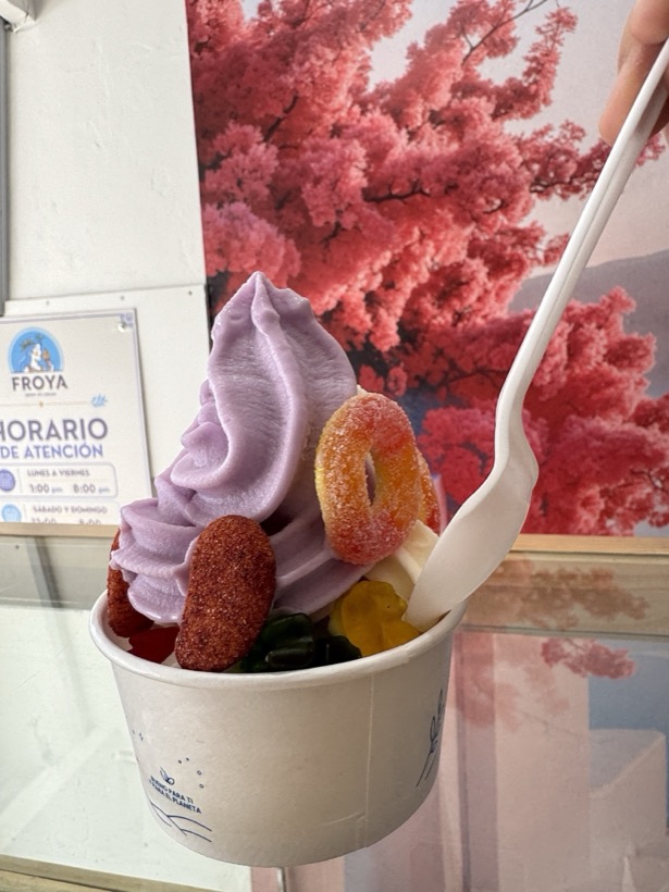 Vaso de taro con aros de durazno y gomita enchilada