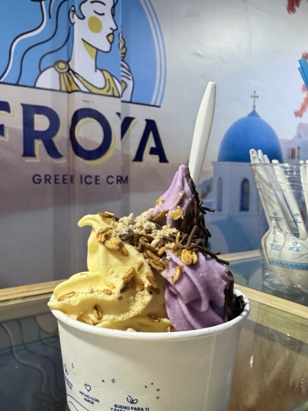 Vaso de mango y taro con granola y chispas de chocolate