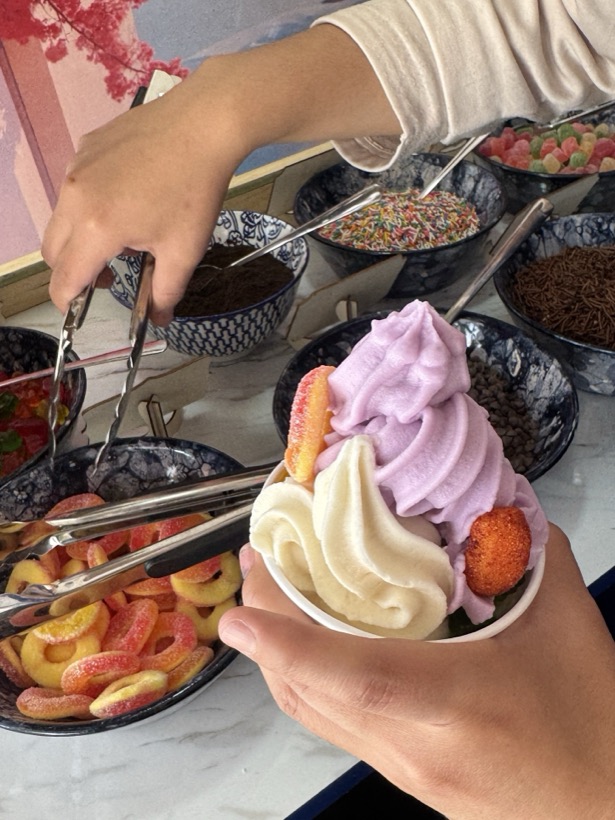 Barra de toppings de Froya con gomitas, chispas y granola